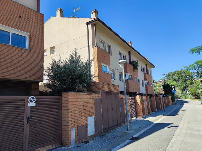 CASA EN VENTA ADOSADA UNIFAMILIAR MONTGAT TERRAZA GARAJE LLARSMONTGAT (2)